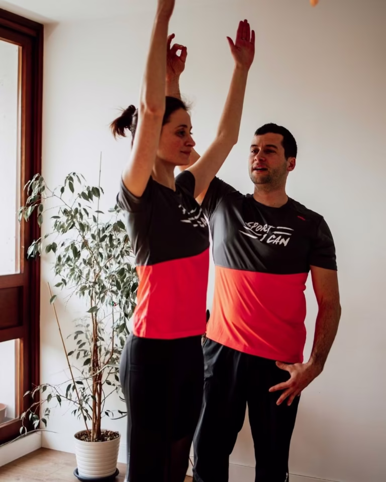 Coach sportif à domicile à Draveil : séance de Pilates avec une cliente dans son salon