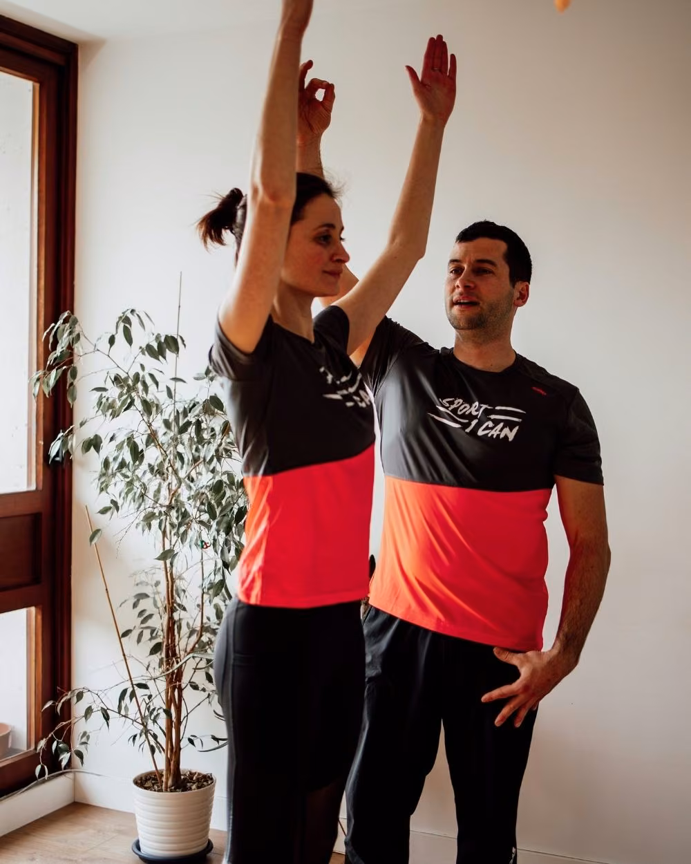 Coach sportif à domicile à Draveil : séance de Pilates avec une cliente dans son salon