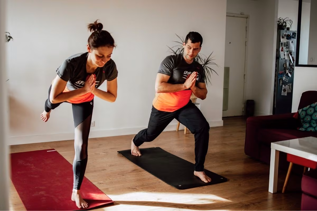 Coach sportif à domicile en Essonne : exercice d'équilibre, mains jointes