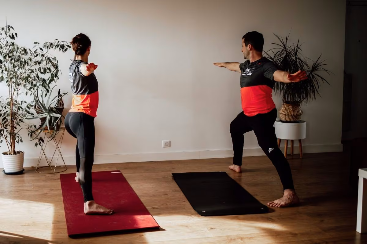 Coach sportif à domicile en Essonne : équilibre sur une jambe dans le salon