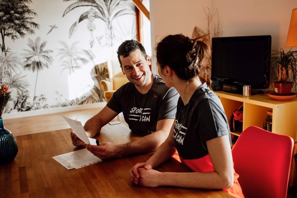 Bilan de première séance : coach et cliente en discussion à la table du salon