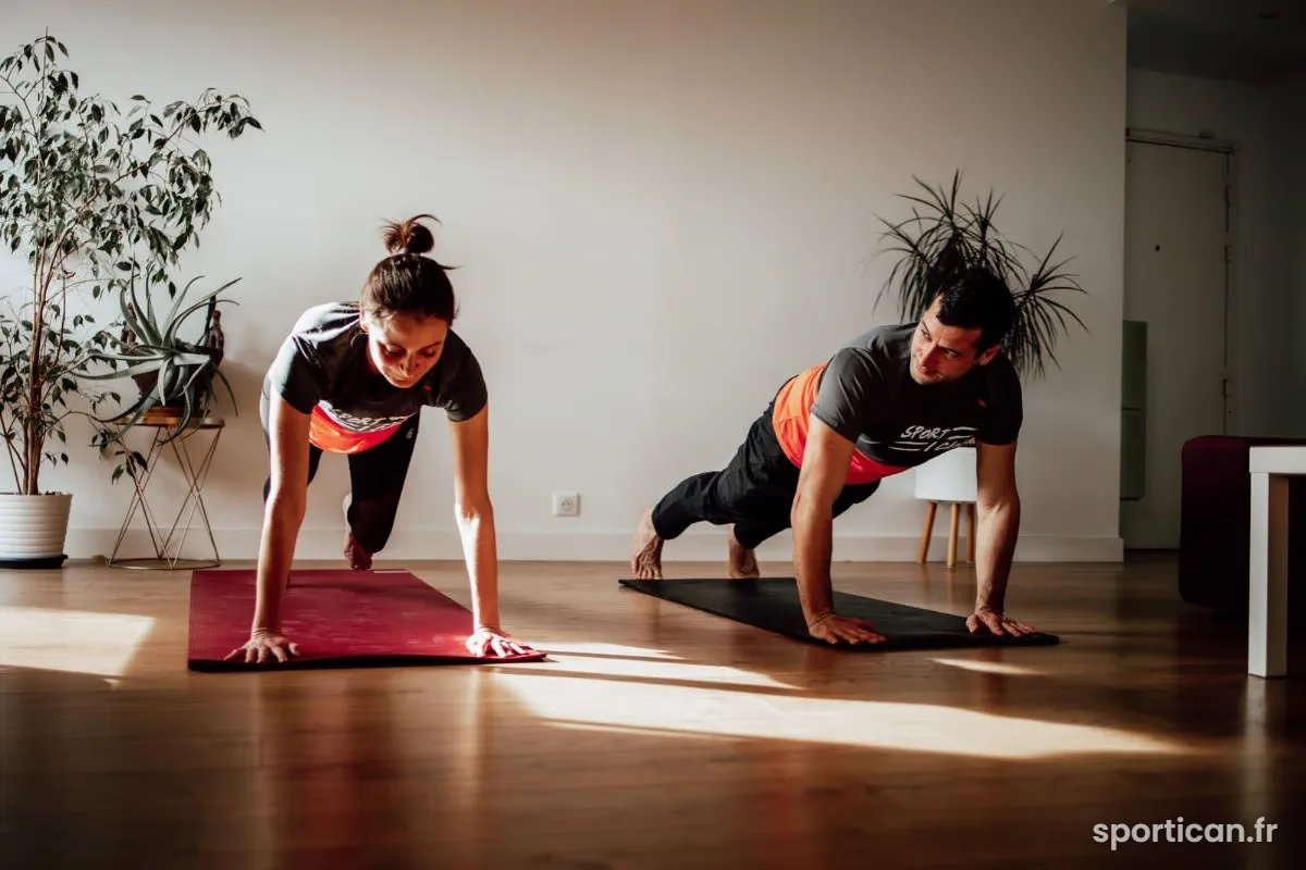 Exercice de gainage à domicile pendant une séance de coaching