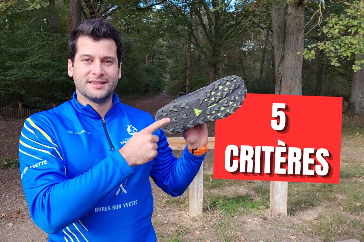 Kévin Richard montre une semelle de chaussure de marche nordique en forêt : 5 critères pour bien choisir