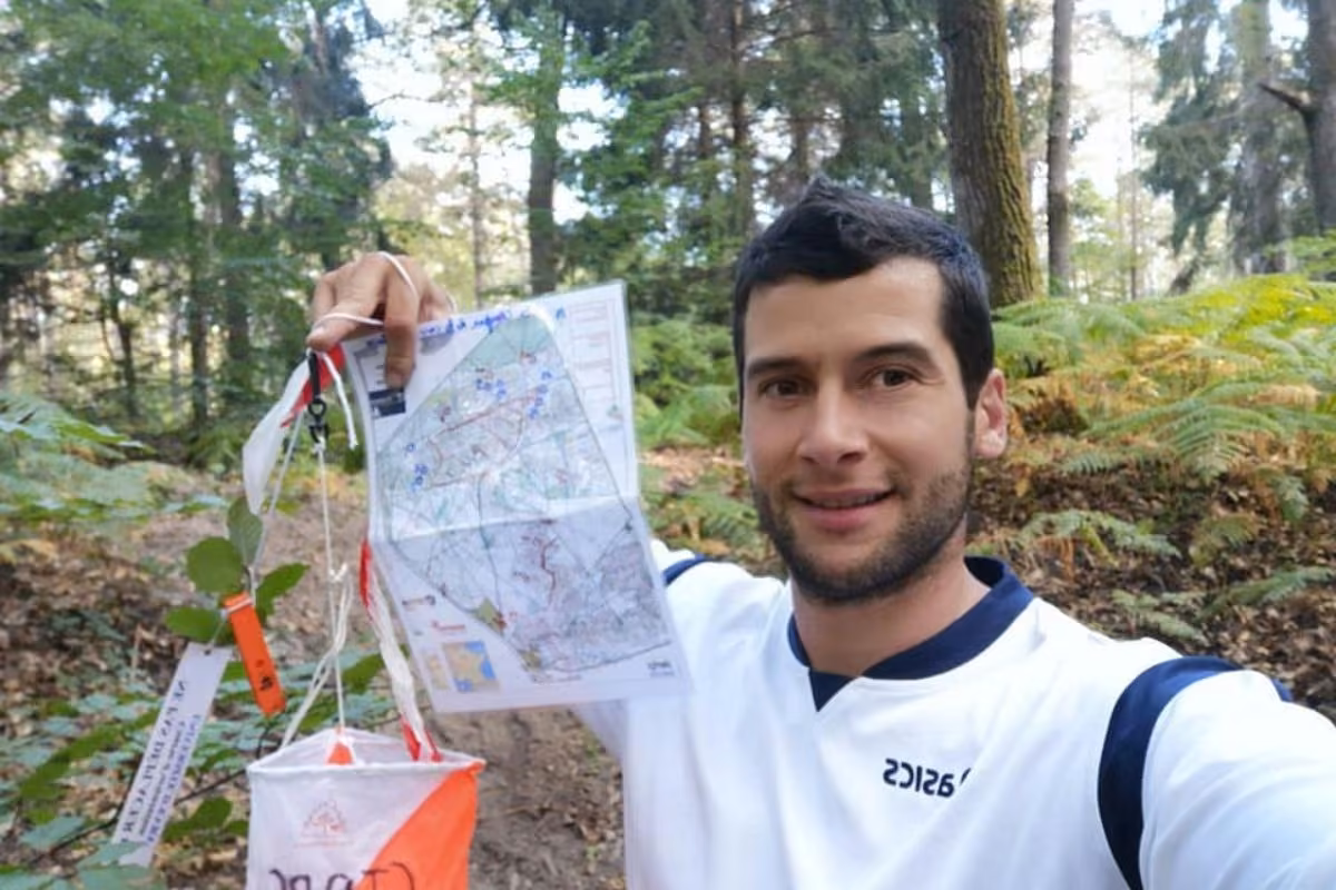 Kévin Richard, carte d'orientation en main, en forêt