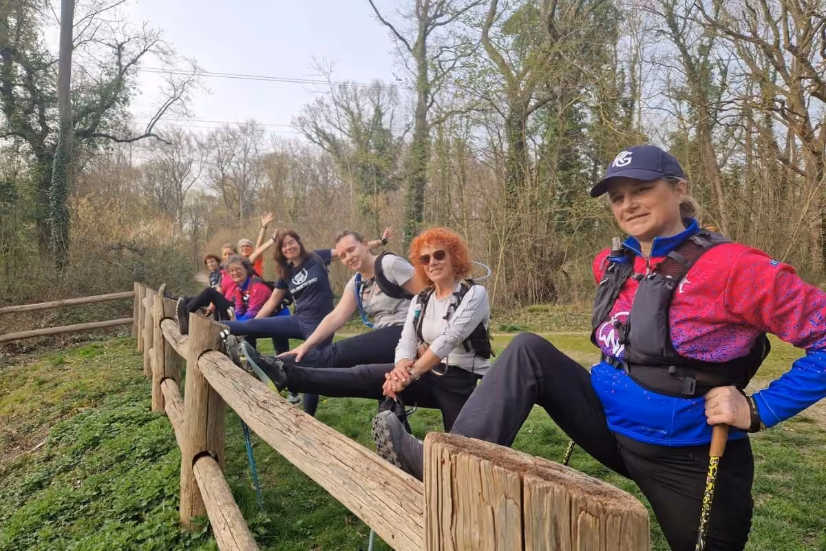 Pause détendue du groupe assis sur une barrière en bois en forêt
