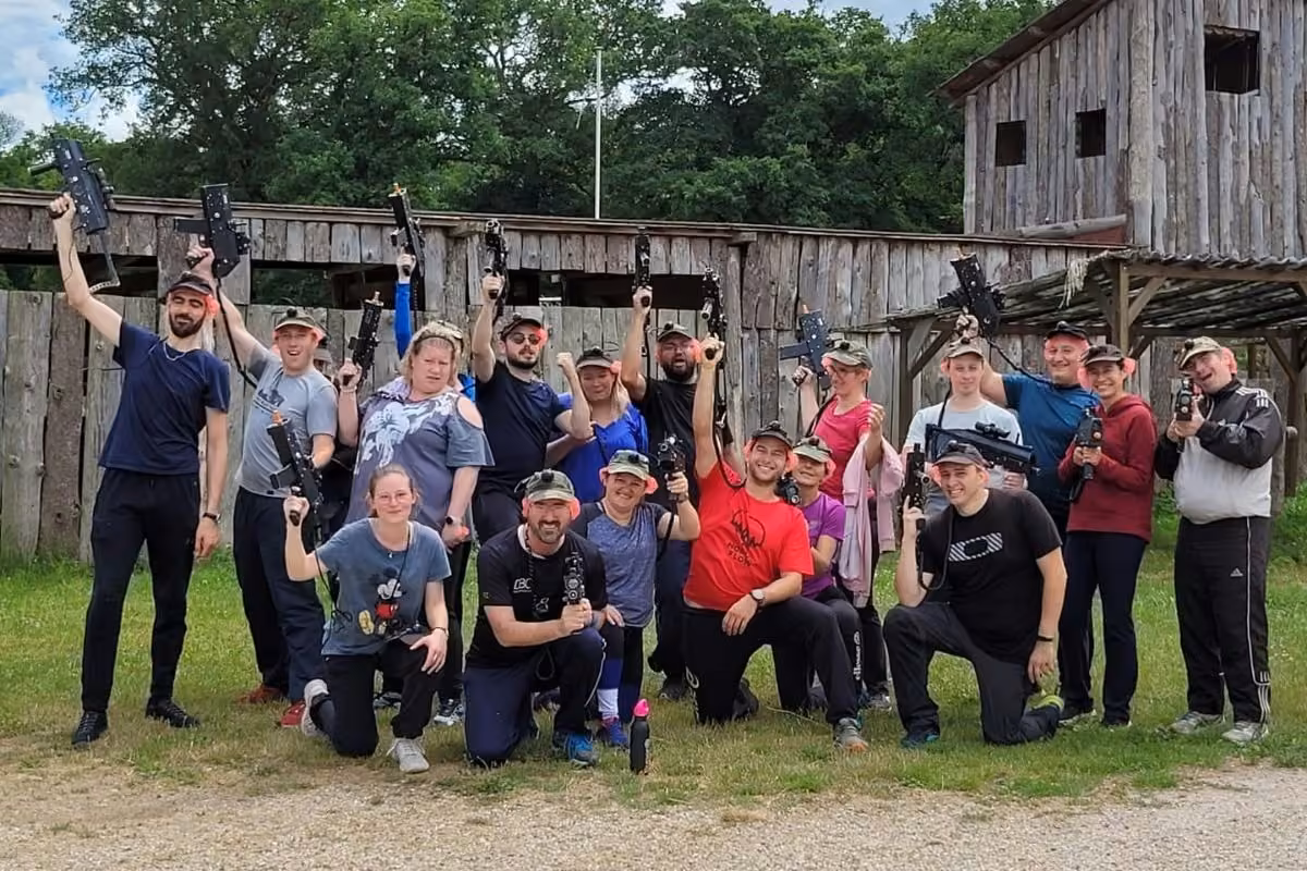 Grand groupe Atousports réuni devant une vieille grange en bois