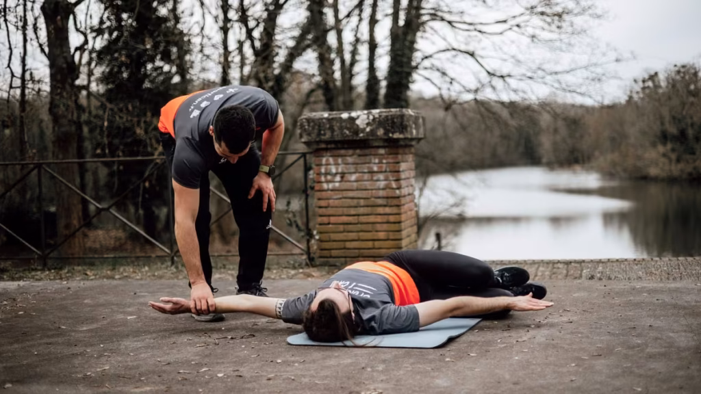 Rotation allongée guidée par le coach, séance en plein air au bord de l’eau