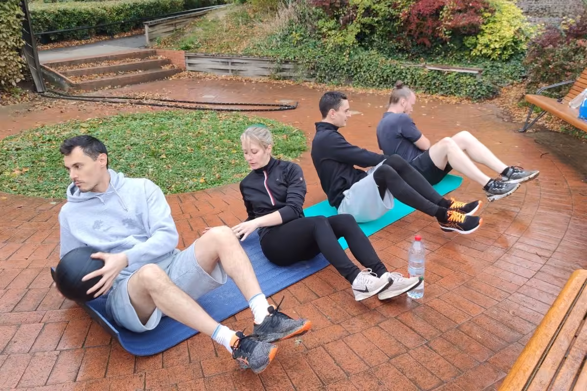 Atelier sport en entreprise à Villeneuve-le-Roi : abdominaux avec ballon lesté sur la terrasse