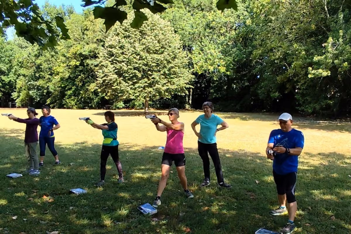 Challenge d'équipe sur une pelouse ombragée, exercice en groupe