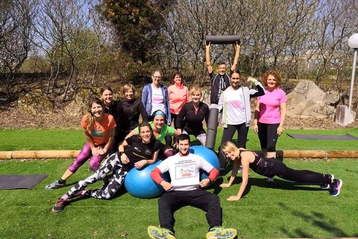 Sport en entreprise aux Ulis : séance d'étirements avec ballons sur pelouse